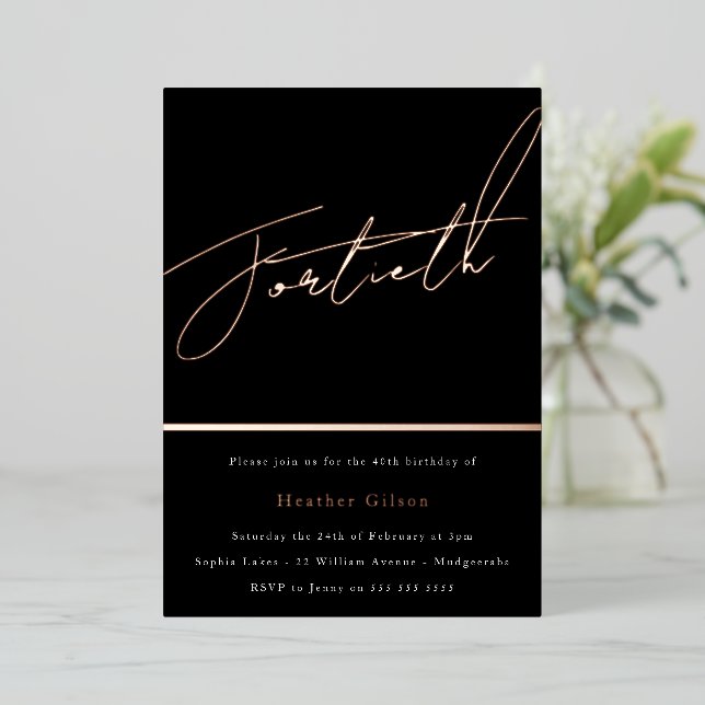 Invitación Con Relieve Metalizado Fiesta de cumpleaños 40 en Rose Gold Script (Anverso de pie)
