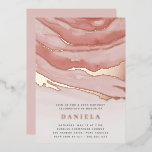 Invitación Con Relieve Metalizado Fiesta de cumpleaños de mármol rosa de lujo o cual<br><div class="desc">Celénela con estas invitaciones de Relieve metalizado de moda que son perfectas para celebraciones de cumpleaños o cualquier ocasión. El diseño lujoso está decorado con un fondo de mármol rosa con una vetina de Relieve metalizado dorado subió y detalles fiestas bajo letras modernas. La ocasión o el nombre del invitado...</div>