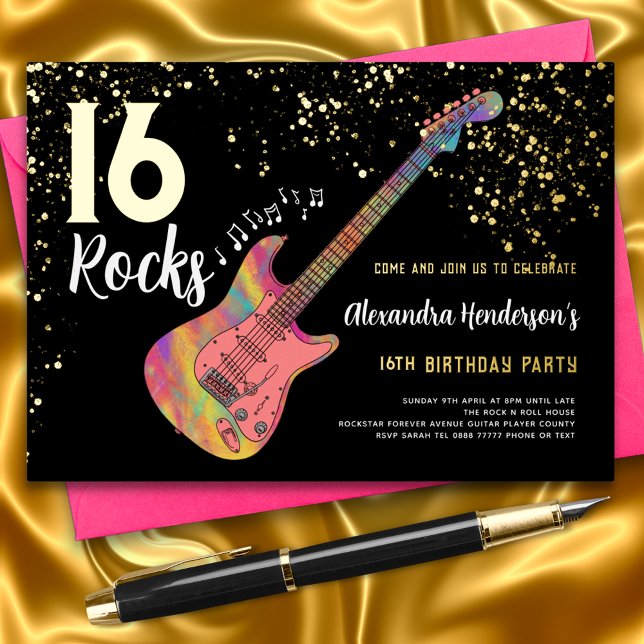 Invitación Con Relieve Metalizado Fiesta de cumpleaños número 16 del Rock and Roll (Rock and roll 16th birthday party black and gold invitation with cool pink electric guitar)
