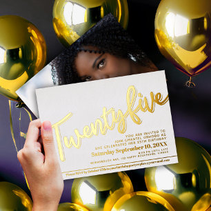 Invitación Con Relieve Metalizado Fiesta de cumpleaños número 25 con guión de oro bl