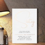 Invitación Con Relieve Metalizado Fiesta de cumpleaños número 60 del guión dorado Ro<br><div class="desc">Haga de la celebración del 60 aniversario de su ser querido un evento glamoroso y memorable con esta exquisita invitación de Zazzle al Relieve metalizado con guión de oro Rosa. Con una cautivadora fuente de guion, elegantes detalles de oro rosa y un diseño de moda, esta invitación sentará las bases...</div>