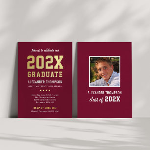 Invitación Con Relieve Metalizado Fiesta de Graduación Bold Burgundy Gold 2026 Grad