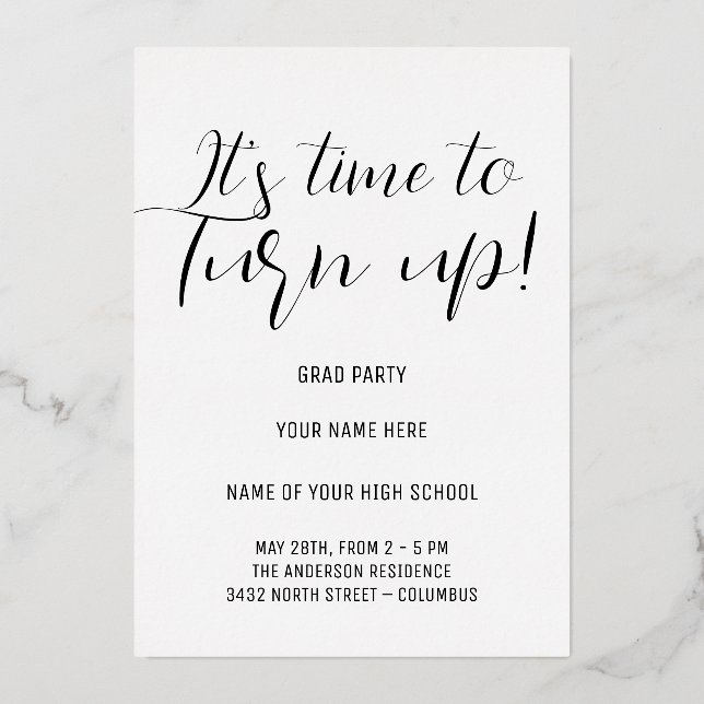 Invitación Con Relieve Metalizado Fiesta de Graduación con Caligrafía en Blanco y Ne (Anverso)