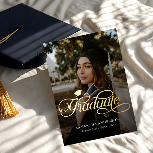 Invitación Con Relieve Metalizado Fiesta de Graduación con Guión de Graduado Moderno