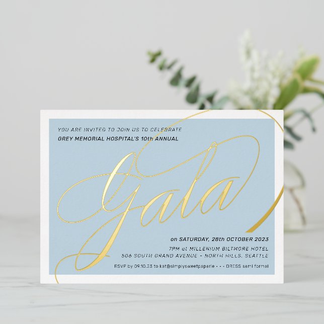 Invitación Con Relieve Metalizado FINANCIACIÓN GALA elegante caligrafía azul pálido (Anverso de pie)