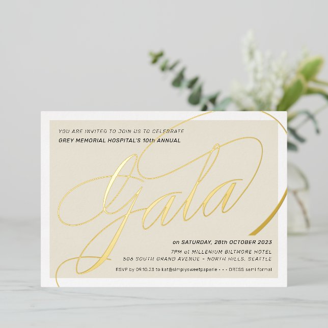 Invitación Con Relieve Metalizado FINANCIACIÓN GALA elegante caligrafía oro de marfi (Anverso de pie)