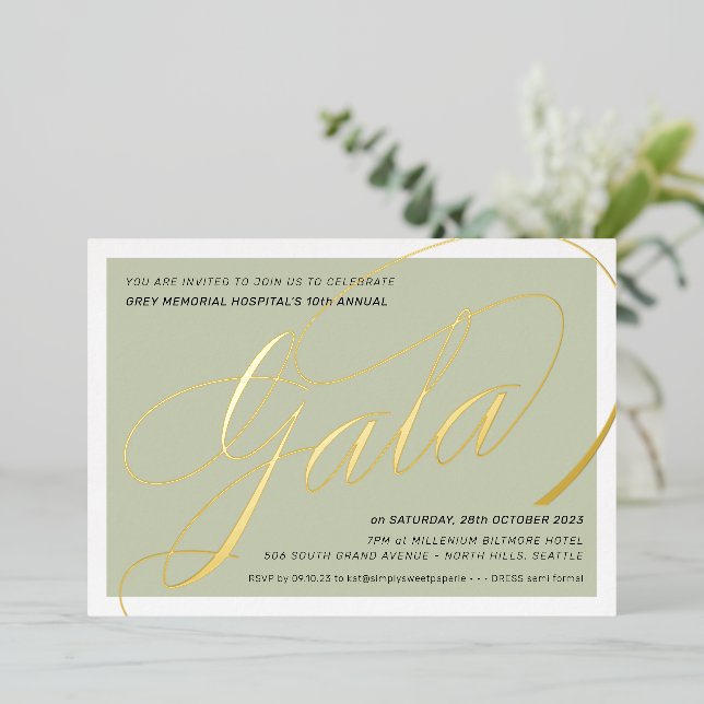 Invitación Con Relieve Metalizado FINANCIACIÓN GALA elegante caligrafía sage verde (Anverso de pie)