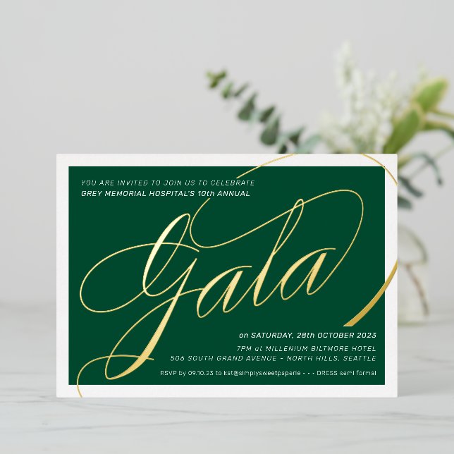 Invitación Con Relieve Metalizado FINANCIACIÓN GALA elegante caligrafía verde oscuro (Anverso de pie)
