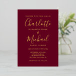Invitación Con Relieve Metalizado Firma Boda De Script Burgundy Y Oro<br><div class="desc">Con nombres de Relieve metalizado de oro reales y de estilo característico,  esta elegante invitación a la boda puede ser personalizada con su información en letras de moda. Diseñado por Thisisnotme©</div>