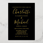 Invitación Con Relieve Metalizado Firma Todo En Un Boda De Oro Negro<br><div class="desc">Con nombres de Relieve metalizado de oro reales y de estilo característico,  esta elegante invitación a la boda se puede personalizar con toda la información especial del día de la boda,  incluyendo su RSVP,  alojamiento y detalles adicionales. Diseñado por Thisisnotme©</div>