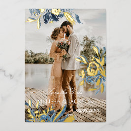 Invitación Con Relieve Metalizado Flor Azul Delicada y Flor de Oro Save the Date