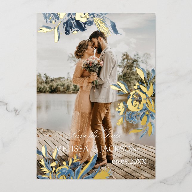 Invitación Con Relieve Metalizado Flor Azul Delicada y Flor de Oro Save the Date (Anverso)