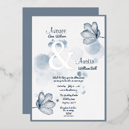Invitación Con Relieve Metalizado Flor de Acuarela Azul y Ampersand de Plata