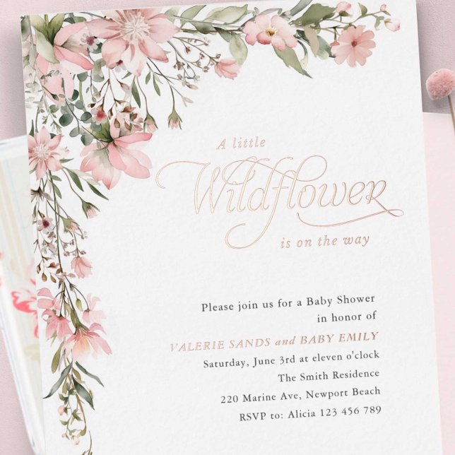 Invitación Con Relieve Metalizado Flor y vegetación rosadas, ducha de bebé (Rose gold, pink little wildflower themed baby girl shower invitation.)