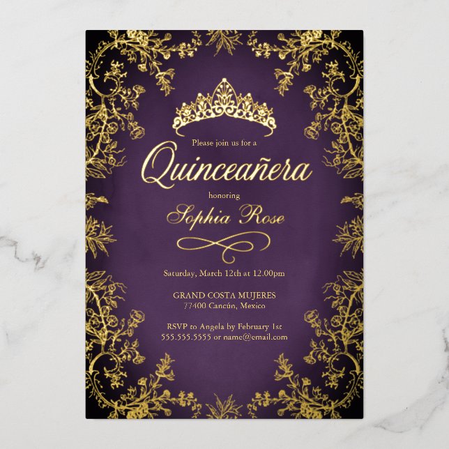 Invitación Con Relieve Metalizado Floral Real Purple Gold Crown Quinceanera (Anverso)