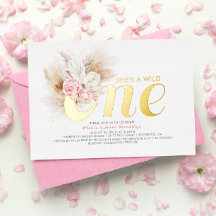 Invitación Con Relieve Metalizado Floral Rosa Ella es una Salvaje Cumpleaños 1 Real