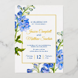Invitación Con Relieve Metalizado Flores azules de Delfino y boda de verano dorado
