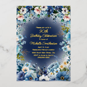 Invitación Con Relieve Metalizado Flores blancas azules y polvorientas 90 cumpleaños