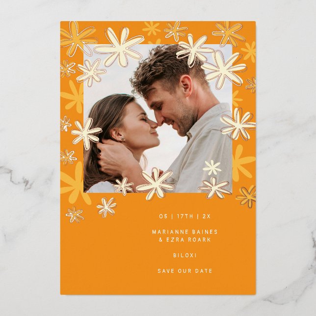 INVITACIÓN CON RELIEVE METALIZADO FLORES DE RETRO GUARDAR LA FECHA (Anverso)