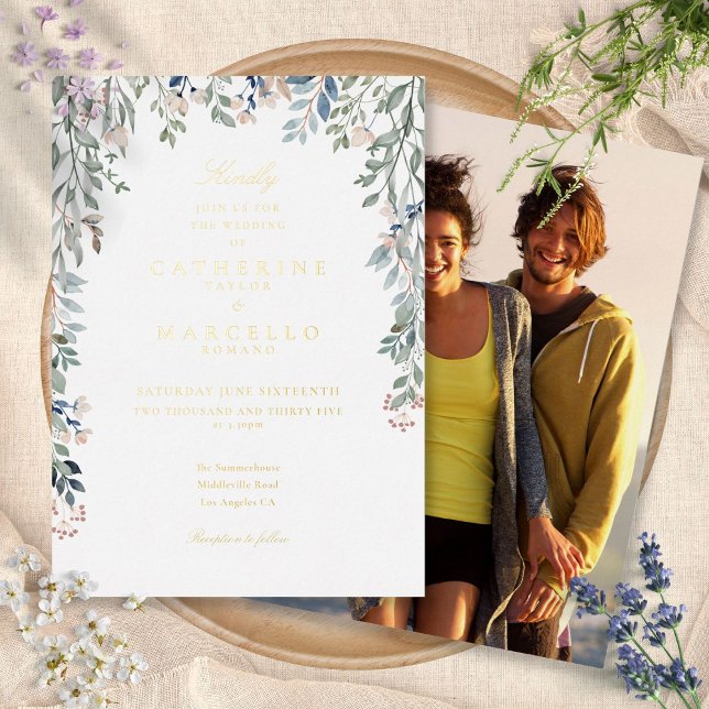 Invitación Con Relieve Metalizado Flores Silvestres Foto Boda Chic Oro (Floral Wildflowers Photo Wedding Chic Gold Foil Invitation)