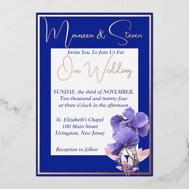Invitación Con Relieve Metalizado Flores violetas en Boda azul y blanco real (Anverso)
