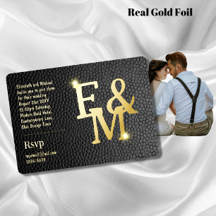 Invitación Con Relieve Metalizado Foil de cuero negro oro monograma Premium Photo