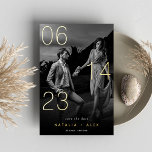 Invitación Con Relieve Metalizado Foil Overlay Black & White Save the Date Card<br><div class="desc">A simple and elegant save the date design for modern couples,  featuring a vertical photo in black and white. Your wedding date is overlaid in stunning gold foil,  with your names and wedding location at the bottom. Add additional details to the back.</div>