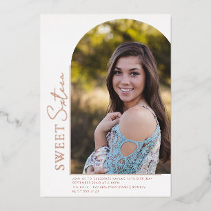 Invitación Con Relieve Metalizado Forma de Arco Elegante Dulces 16 Rosa Dorado Foto