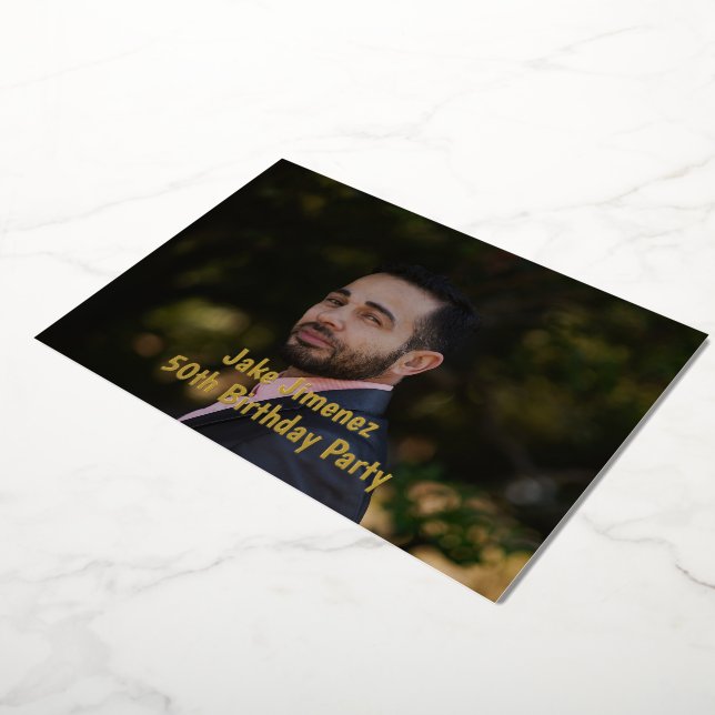 Invitación Con Relieve Metalizado Foto Black 50th Surprise Birthday Gold (girado)