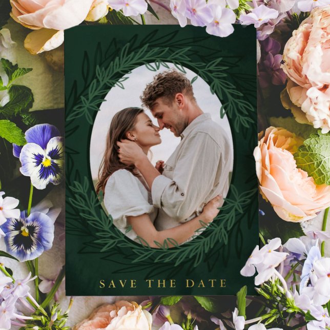 Invitación Con Relieve Metalizado Foto botánica verde esmeralda salva la fecha (Dramatic emerald green botanical wreath photo wedding Save the Date.)