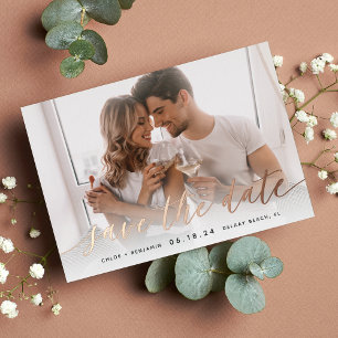 Invitación Con Relieve Metalizado Foto caligráfica intemporal Guardar la fecha