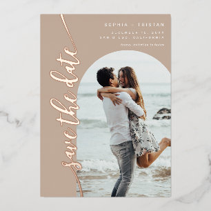 Invitación Con Relieve Metalizado Foto de Arco Vertical Beige Ahorra la Fecha