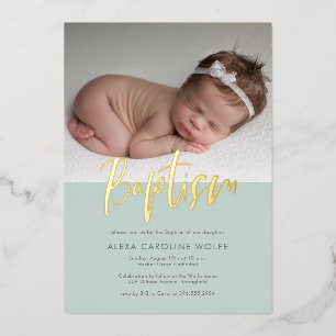 Invitación Con Relieve Metalizado Foto de Bautizo con Caligrafía Moderna Simple Verd