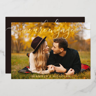 Invitación Con Relieve Metalizado Foto de compromiso con guión dorado para boda Save