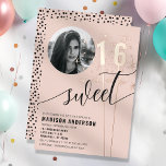 Invitación Con Relieve Metalizado Foto de cumpleaños de Rubor Pink Sparkler Sweet 16<br><div class="desc">Celebre un Sweet 16 especial con esta elegante invitación rosa, con acentos brillantes y una opción de foto personalizado. Diseñada con un estilo moderno, esta invitación incluye detalles de Relieve metalizado que añaden un toque de sofisticación, lo que lo hace perfecto para una celebración de cumpleaños de un hito. Personalízalo...</div>
