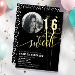 Invitación Con Relieve Metalizado Foto de cumpleaños Sweet 16 con destellador en bla<br><div class="desc">Invite a sus amigos y familiares a una deslumbrante celebración de Sweet 16 con esta brillante invitación de papel de aluminio. Con un patrón divertido de puntos negros y blancos y destelladores brillantes, este diseño también incluye un espacio especial para una foto de la cumpleañera. La forma perfecta de establecer...</div>