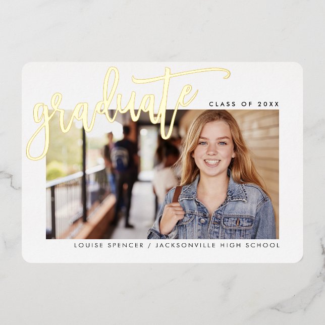 Invitación Con Relieve Metalizado Foto de GRAD de 2025 caligrafía moderna dorada sup (Anverso)
