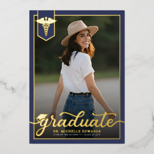 Invitación Con Relieve Metalizado Foto de graduación de estudiante de medicina moder