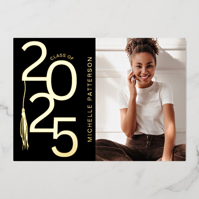 Invitación Con Relieve Metalizado Foto de graduación de la promoción de 2025 en oro (Anverso)