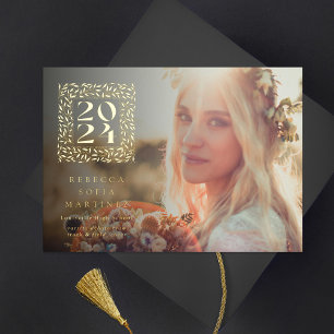 Invitación Con Relieve Metalizado Foto de Graduación Dorada Clase de 2024