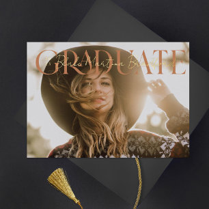 Invitación Con Relieve Metalizado Foto de graduación en Serif Graduation Muted