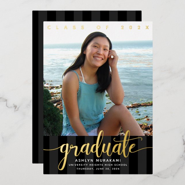 Invitación Con Relieve Metalizado Foto de graduación guión elegante oro real negro (Anverso/Reverso)