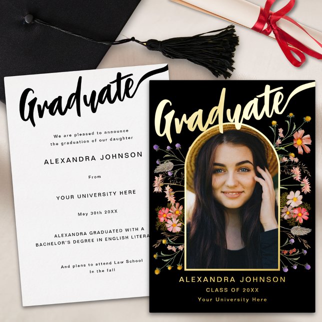 Invitación Con Relieve Metalizado Foto de graduado del Boho Wildflower Elegant Scrip (Boho floral arch graduate photo black and gold foil calligraphy graduation announcement card)