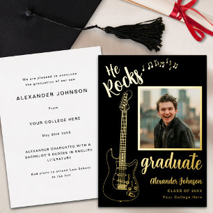 Invitación Con Relieve Metalizado Foto de Graduado Moderno Guitarra Cool Negra y Dor