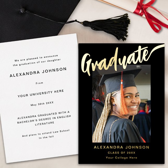 Invitación Con Relieve Metalizado Foto de graduados modernos con elegancia Guión neg (Modern graduate photo stylish script black and gold foil graduation announcement card)