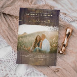 Invitación Con Relieve Metalizado Foto de matrimonio rústico en el campo de la mader<br><div class="desc">Romántico lindo boda de madera rústica invitaciones de fotos de oro real</div>