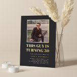Invitación Con Relieve Metalizado Foto del Fiesta de cumpleaños número 30<br><div class="desc">Celebra su cumpleaños con estas invitaciones festivas que incluyen "este tipo cumple 30 años" con letras de Relieve metalizado dorado y una foto favorita esbozada en oro. Personalice con los detalles de su fiesta debajo.</div>