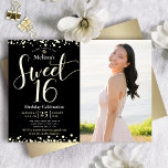 Invitación Con Relieve Metalizado Foto dulce 16 cumpleaños oro real negro moderno<br><div class="desc">"Feliz dulce 16". Envíe esta impresionante, brillante, alegre, festiva, moderna, personalizada, foto personalizado real Relieve metalizado de oro invitación para un evento que recordar. La tipografía de la escritura dorada y el confetti superponen un fondo negro en la mitad izquierda de la tarjeta. Una foto personalizado del chica de cumpleaños...</div>