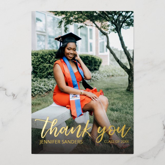 Invitación Con Relieve Metalizado Foto: Gorra de graduación caligrafía Gracias (Anverso)