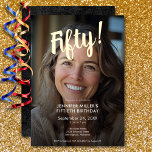 Invitación Con Relieve Metalizado Foto moderna y Relieve metalizado dorado 50 cumple<br><div class="desc">Celebra con estilo nuestra moderna y elegante invitación. Su foto favorita personal está acentuada con un deslumbrante Relieve metalizado de oro real "Cincuenta!" dirigiéndose hacia arriba, con un transparente overlay negro alrededor de los detalles de su fiesta de moda. Sencillo, sofisticado y perfecto para el cumpleaños de un hito. Creado...</div>